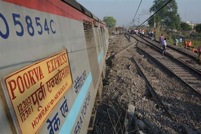 Howrah to Delhi Train Accident Derails